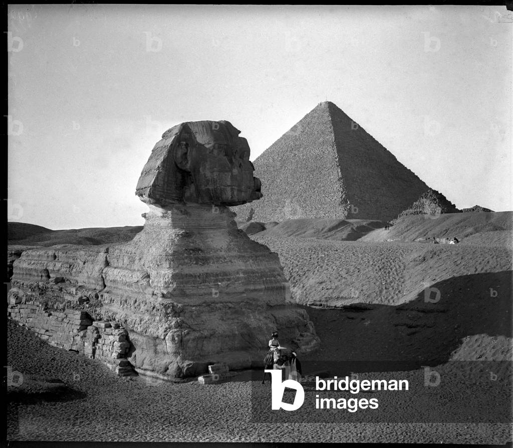 Egypt, Cairo: Cook cruise, the pyramid of Kheops (Cheops, Keops, Khufu, Khufu) to Guizeh (Guiseh, Giza, Giza) and the sphinx, tourists pose at the level of the undegagee legs of the sphinx, 1900