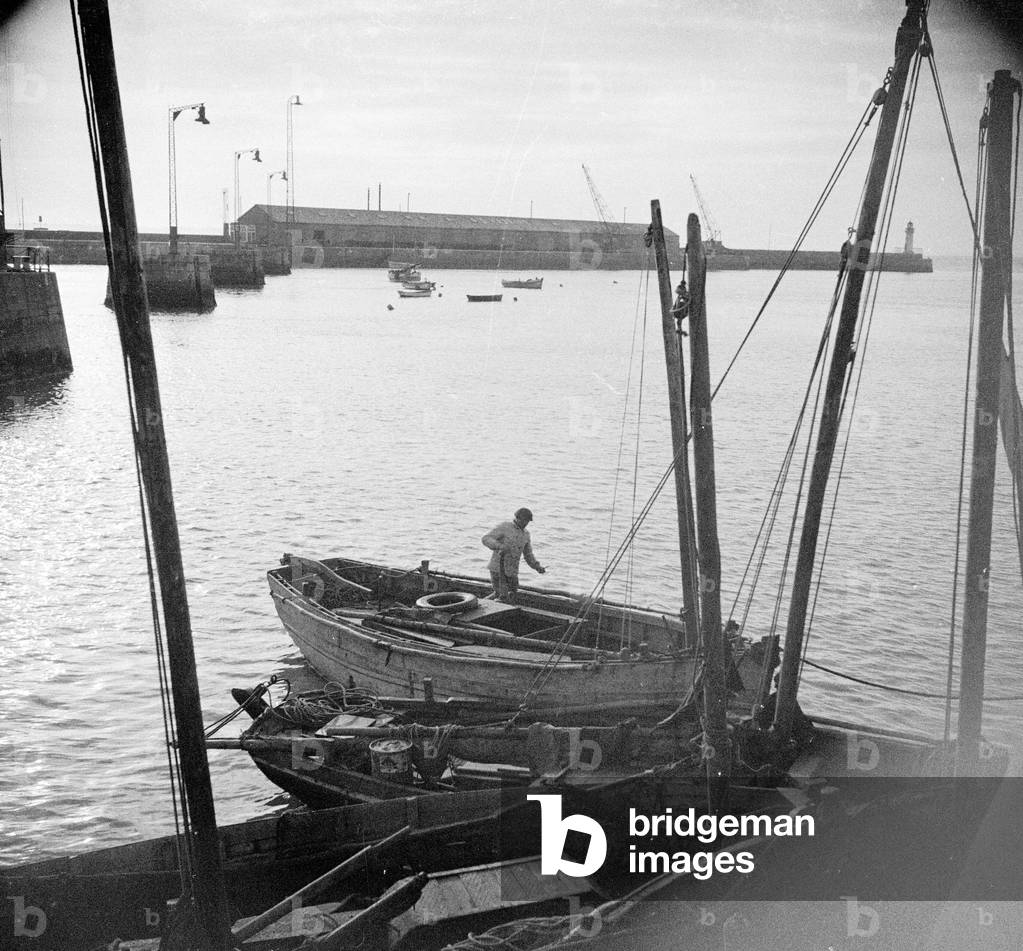 France, Pays de la Loire, Loire-Atlantique (44), Saint-Nazaire (Saint Nazaire): fishing boat at the edge of the dock at the exit of the port, 1936