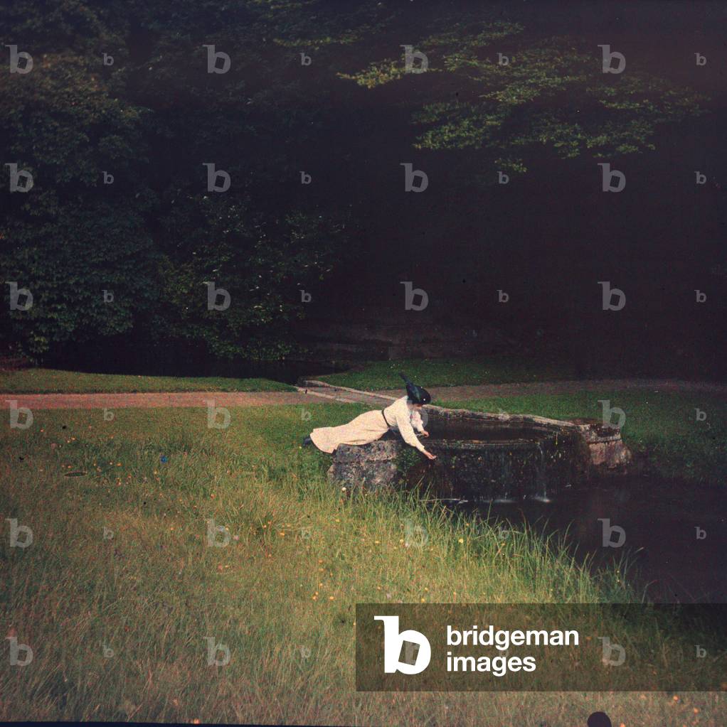 Image of Photography depicting bourgeoisie: A woman poses in the park of her property on the edge of the Loire