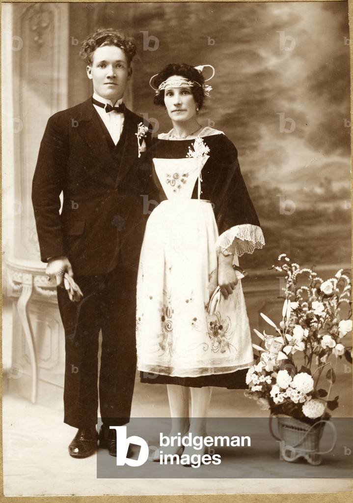 France, Brittany, Finistere (29), Brest: Wedding photo in studio of a Breton couple in the fashion of the crazy years, 1920