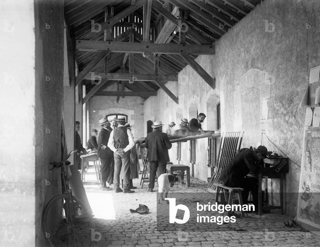 France, Centre, Indre-et-Loire (37), Larcay: shooting competition with shooters lying on a board, spectators and judge, 1910