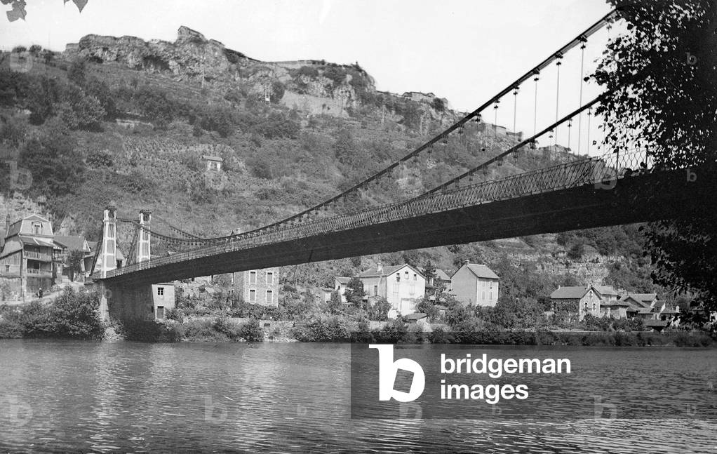 France, Midi-Pyrenees, Lot (46), Capdenac: the suspension bridge of Capdenac, 1930