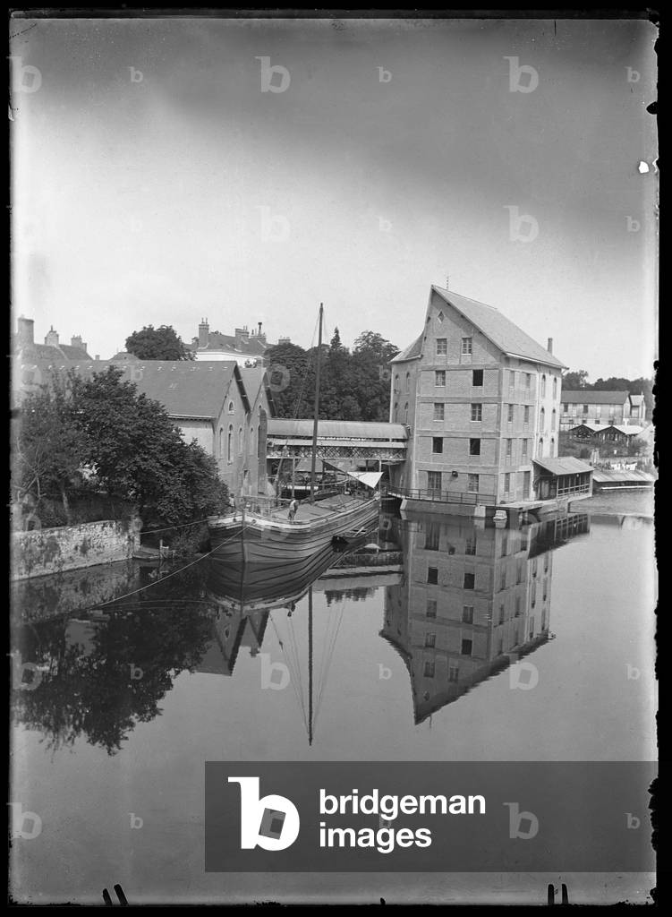 France, Pays de la Loire, Sarthe (72), La Suze-sur-Sarthe: a peniche comes to charge with flour at the mill of La Suze, 1900