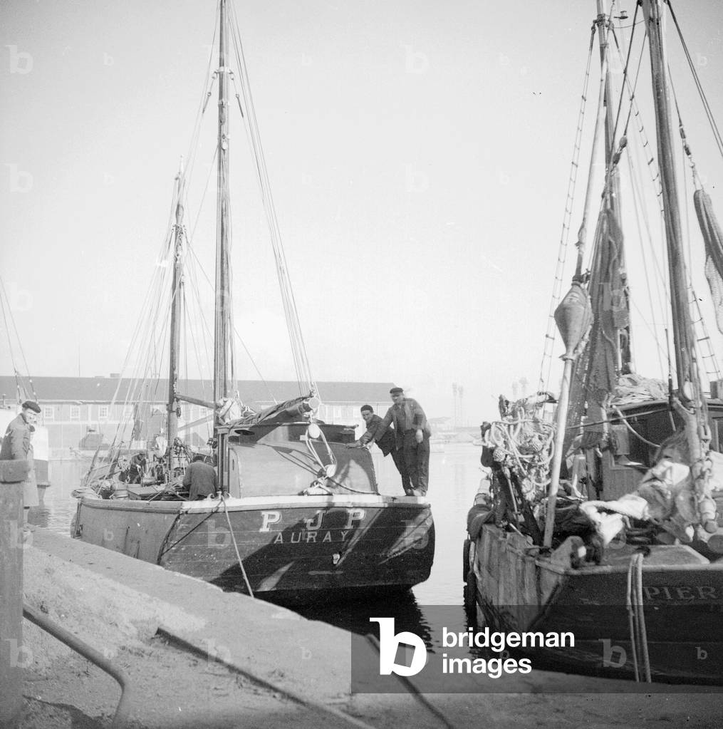 France, Pays de la Loire, Loire-Atlantique (44), Saint Nazaire: next to the shipyards, the small fishing port with fishing boats and fishermen, 1936
