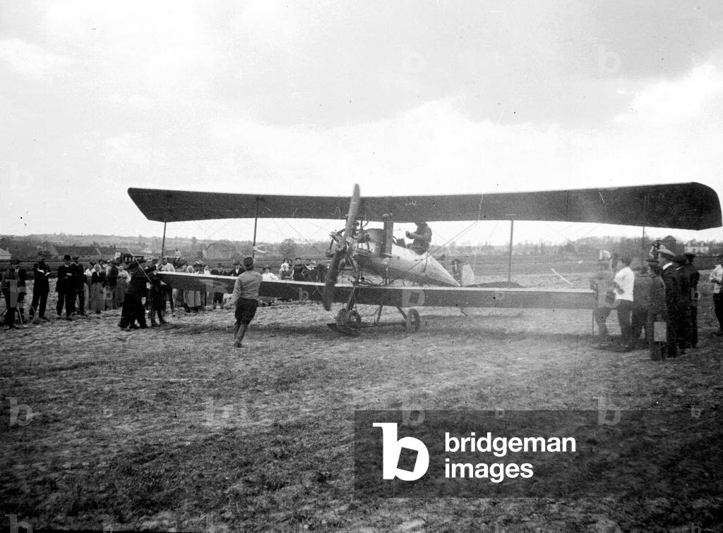 France, Centre, Loir-et-Cher (41), Pontlevoy: the great manoeuvres of the West, a biplane lands in a field of the Tourangelle countryside, 1912