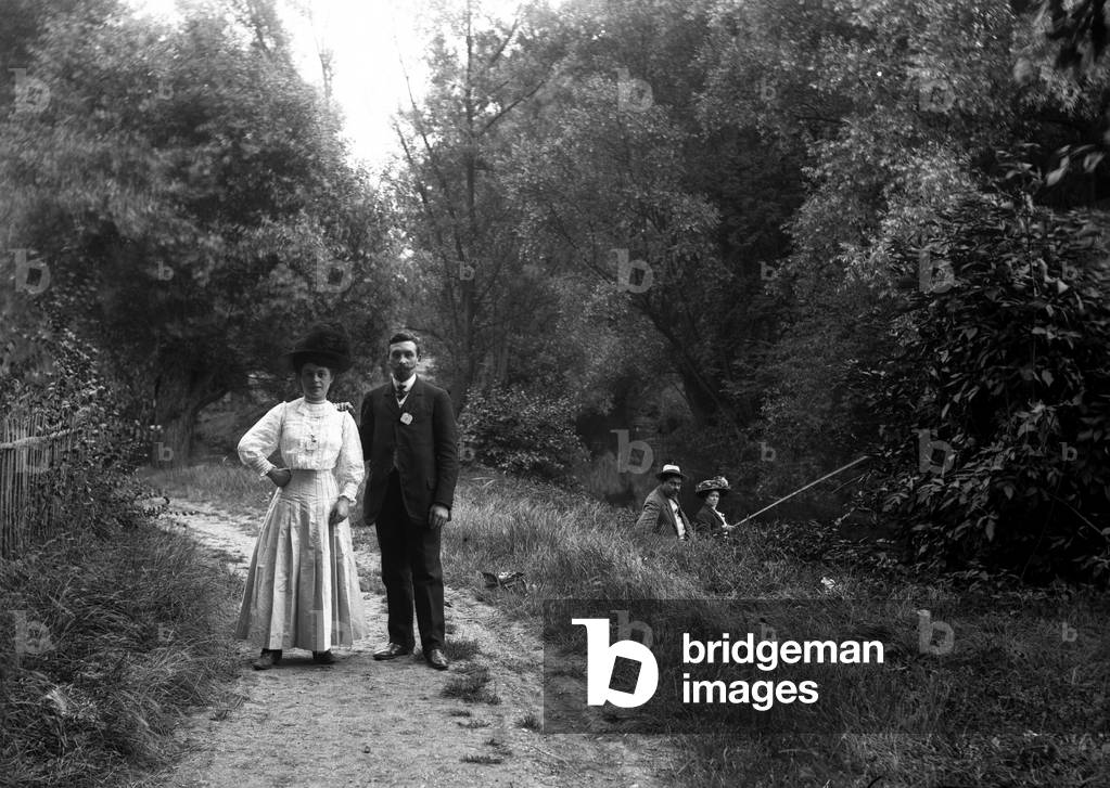 France, Pays de la Loire, Sarthe (72), Thorigne sur Due: Portrait of a couple walking by the river, bucolic scene, 1905
