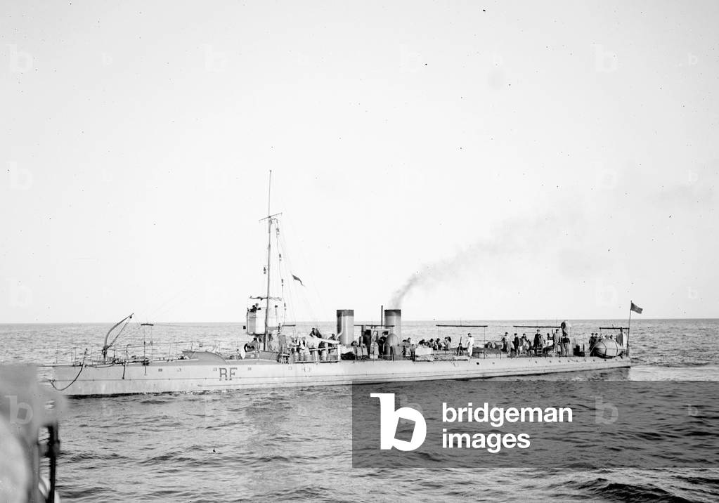 Tunisia, Sfax: Walk aboard the torpedo. When a torpedo encounters another torpedo with sailors on deck, 1900