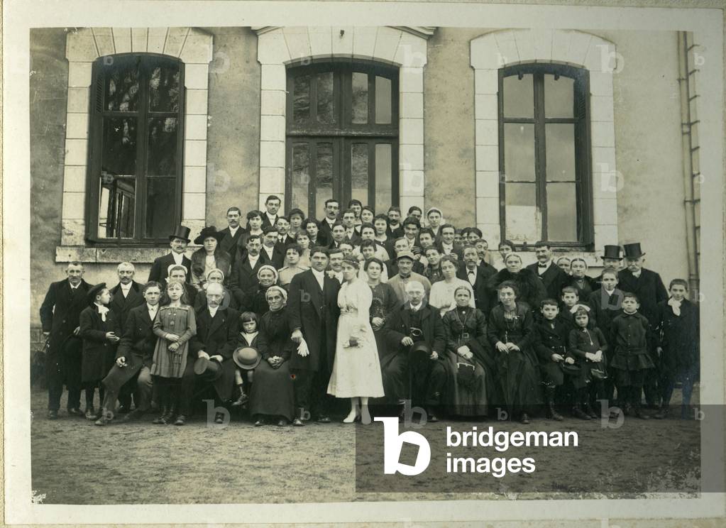 France, Centre, Loir-et-Cher (41), Blois: group photo of a wedding in front of the town hall of a village near Blois, 1920