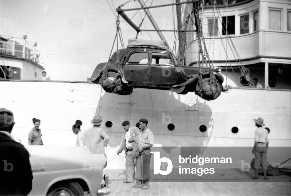 France, Provence-Alpes-Cote d'Azur, Bouches-du-Rhone (13), Marseille: Loading in a boat going to the colonies of a Citroen car with front-wheel drive, 1955
