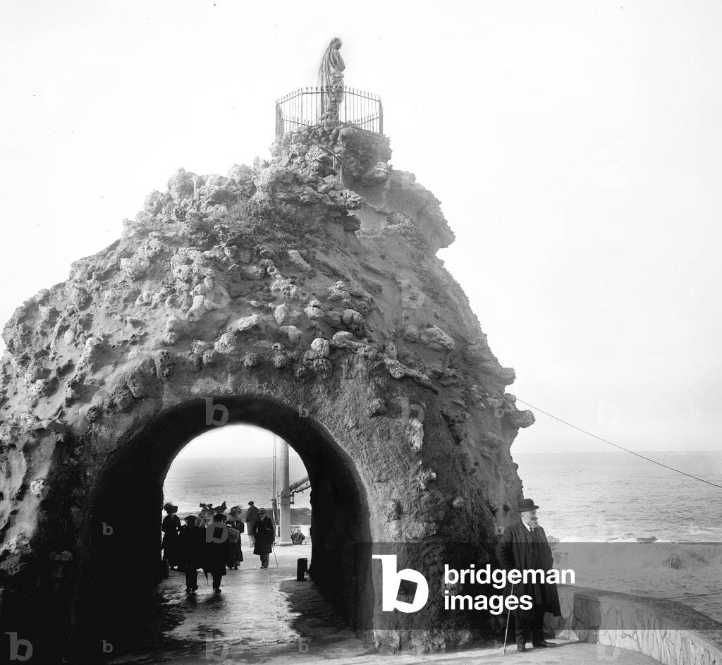 France, Aquitaine, Pyrenees-Atlantiques (64), Biarritz: in winter, rock of the Virgin, a day of big sea, waves, 1890