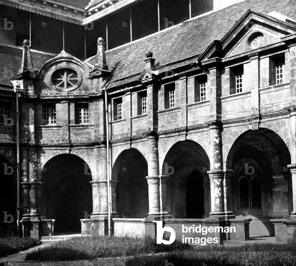 France, Brittany, Morbihan (56), Auray: cloister of the Basilica Sainte d'Auray, former convent of the Carmen, 1895
