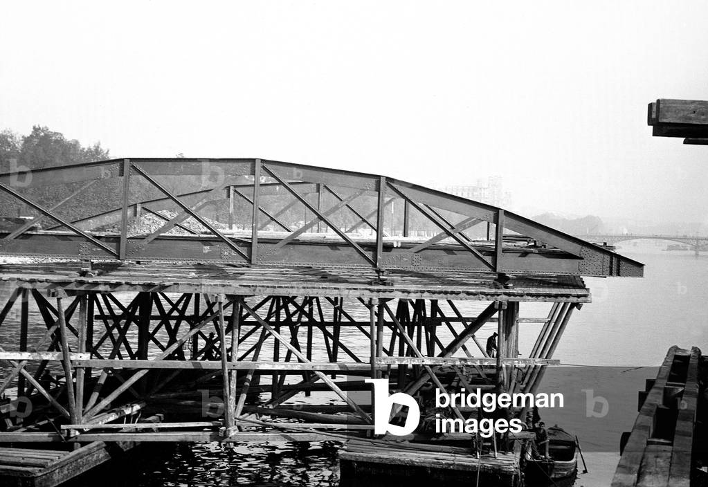 France, Ile-de-France, Paris (75): October 8, 1898, Passy bridge, close-up, construction of the western railway bridge on the Seine to connect the station Saint Lazare to the disabled, 1898 - Weidmer - chief engineer of the construction of a bridge SNCF on the Seine