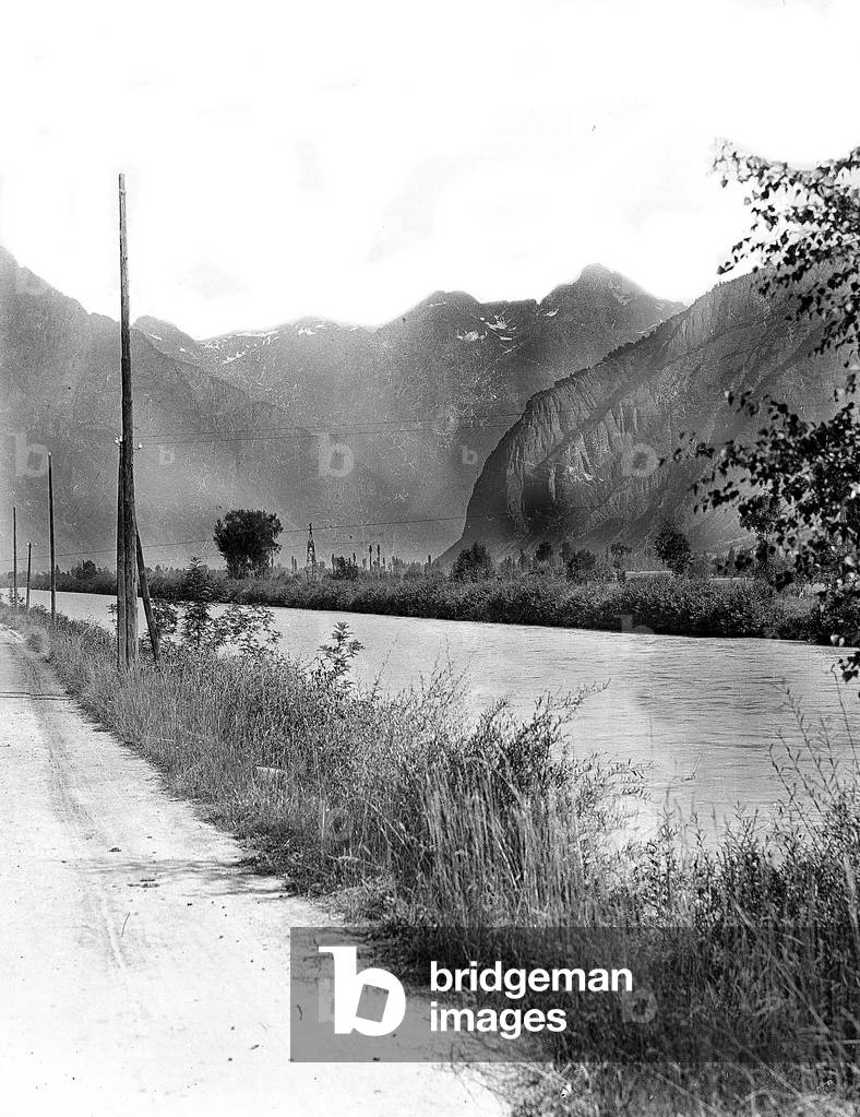 France, Rhone-Alpes, Isere (38), Le Bourg-d'Oisans: La Romanche et le massif de Belledonne, 1923