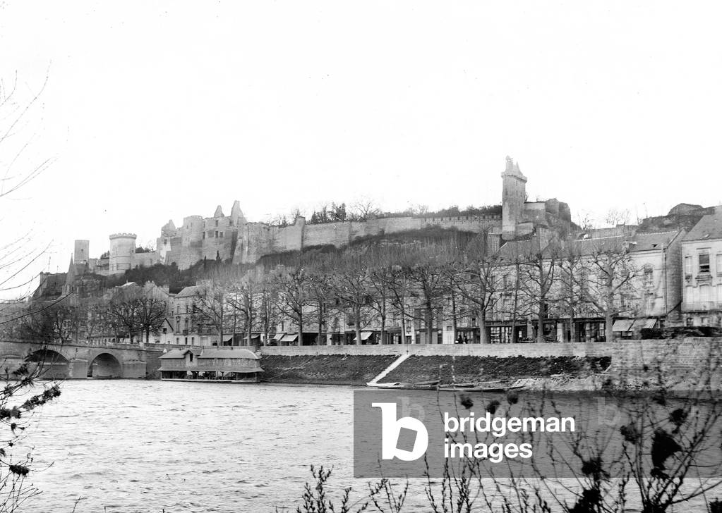 France, Centre, Indre-et-Loire (37), Chinon: boat washing wood work and openwork, installed next to the bridge, in winter, 1900