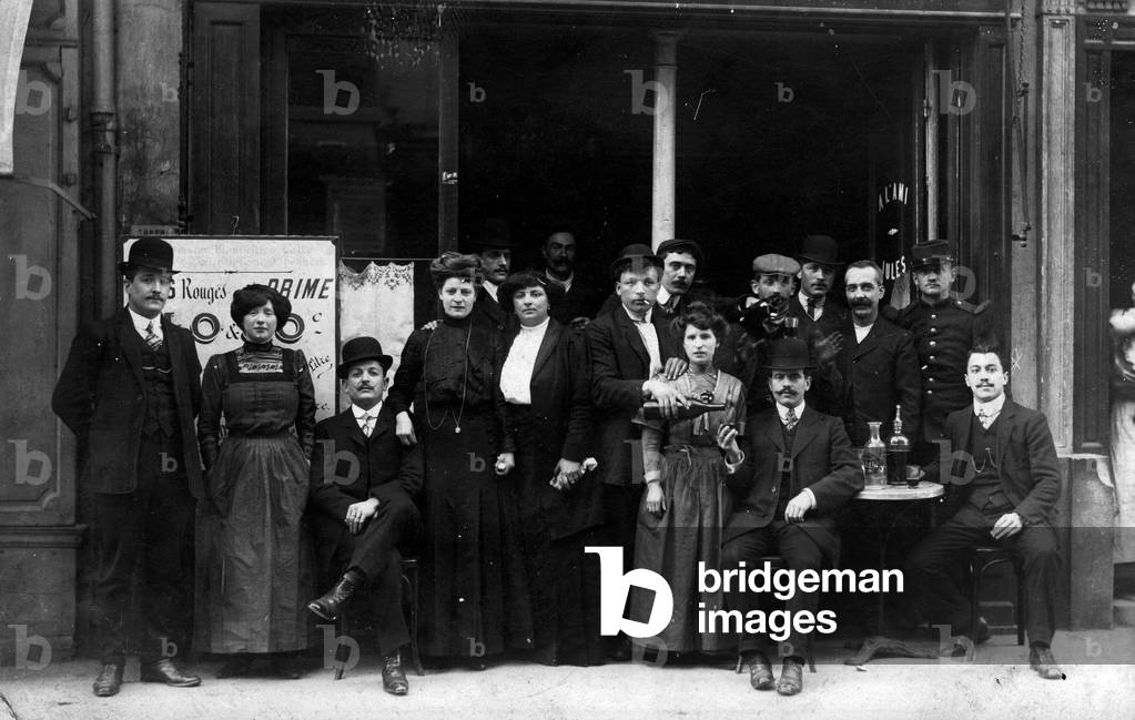 France, Ile-de-France, Paris (75): A consumer group poses in front of a Parisian cafe 'A l'ami Jules', 1910