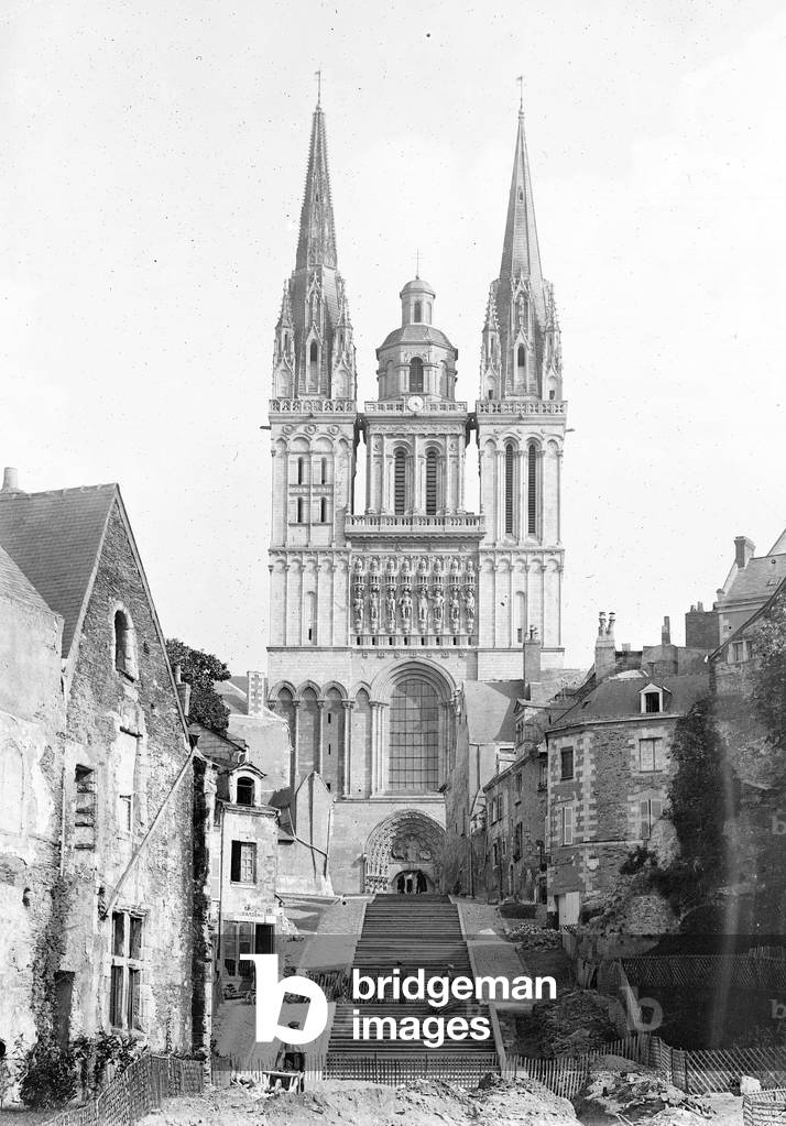 France, Pays de la Loire, Maine-et-Loire (49), Angers: Cathedrale Saint-Maurice, parvis and large staircase, animated view with workers, 1910