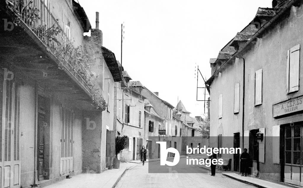 France, Midi-Pyrenees, Aveyron (12), Montbazens: grande rue, 1930