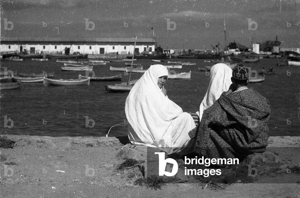 Morocco (Spain), Tangier: a Moroccan family by the water, 1925