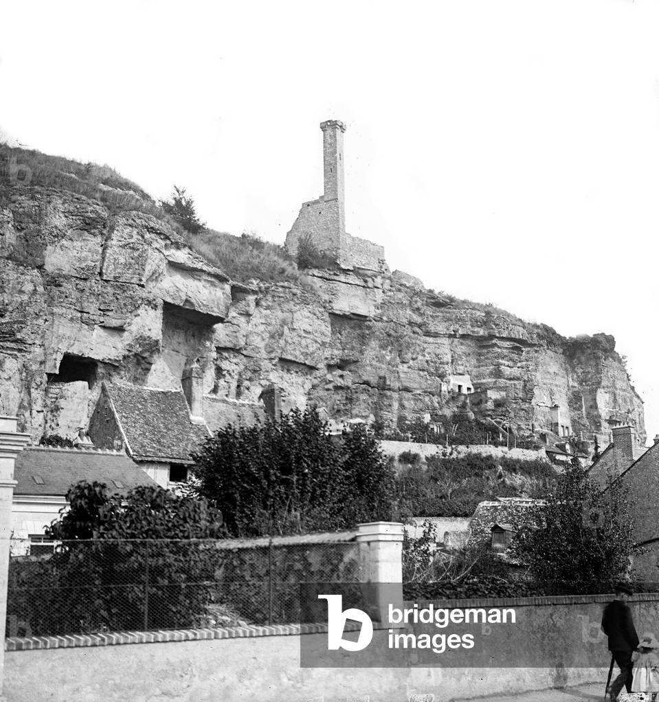 France, Centre, Indre-et-Loire (37), Rochecorbon: the cliff at the edge of the Loire, dug of troglodyte houses, the lantern, ruins of the lantern of a Chateau, 1900