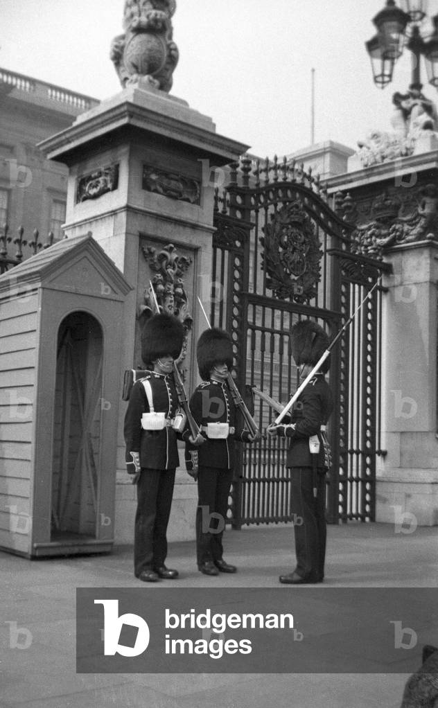 United Kingdom, London: Buckingham palace, the Rise of the Guards, 1937