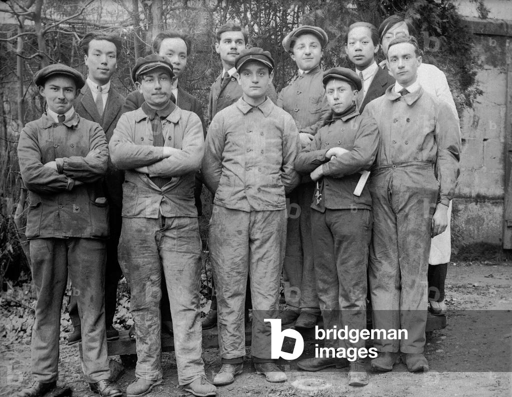 France, Centre, Indre-et-Loire (37), Blere: a group of workers of the Very factory accompanied by a group of Indochinese, 1920