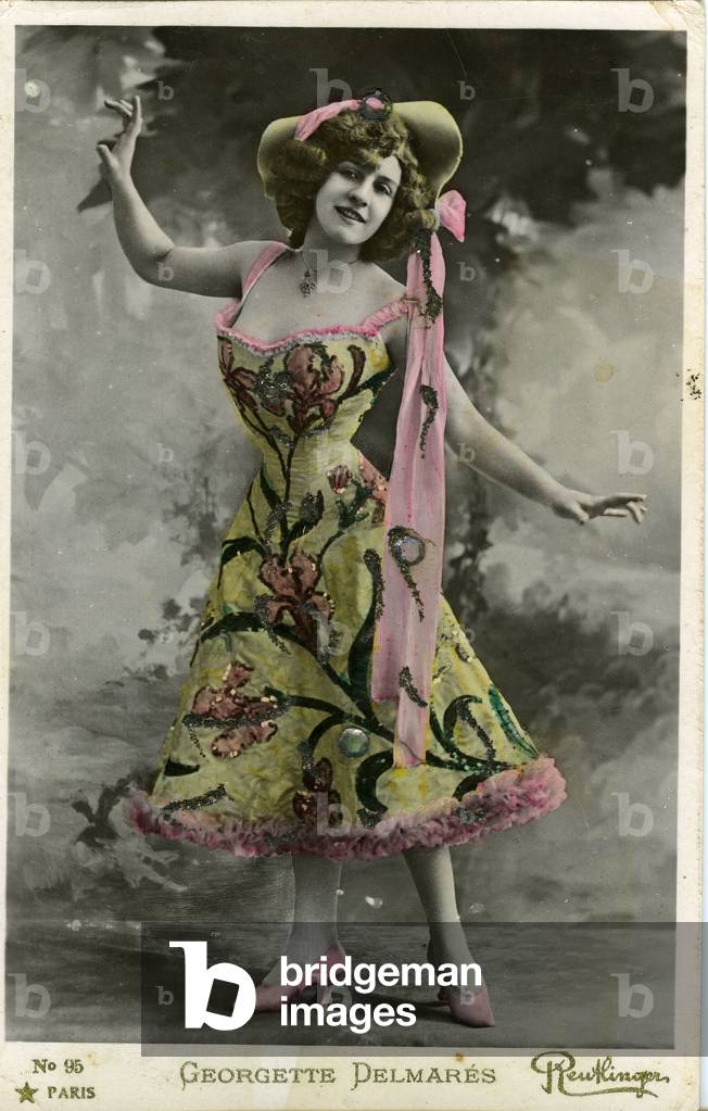 France, Ile-de-France, Paris (75): Portrait of a film actress Georgette Delmares in stage dress, 1920 - Vision tragique 1917 and Asmodee in Paris (dance moderne) 1921 - reutlinger