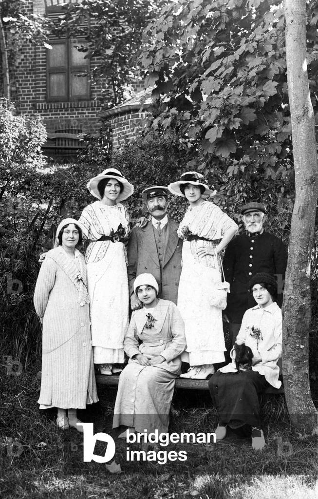 France, Nord-Pas-de-Calais, Nord (59), Onival: A bourgeois family poses in front of its brick castle, 1910