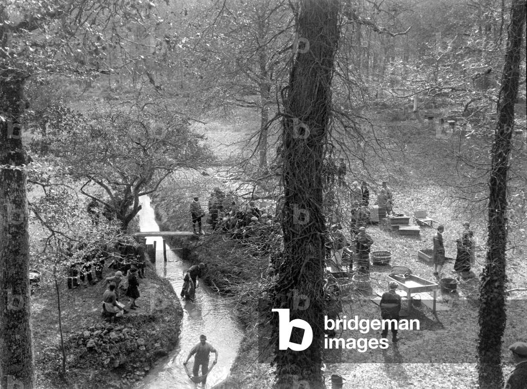 France, Centre, Indre-et-Loire (37), Ambillou: fishing at the pond, 1925
