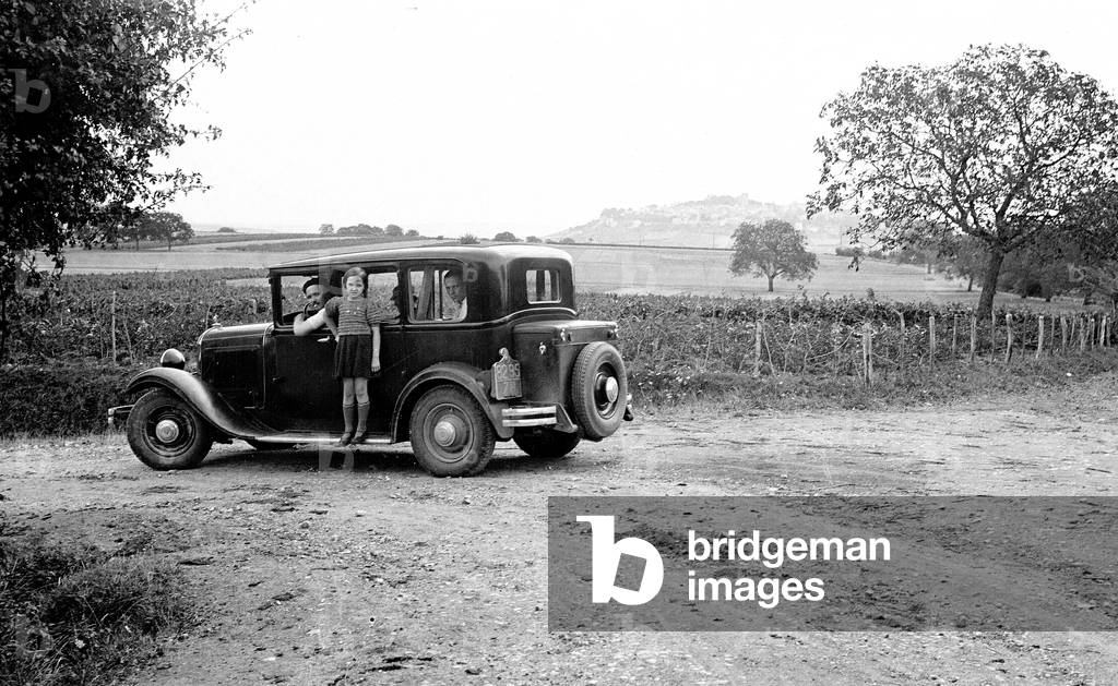 France, Burgundy, Yonne (89), Vezelay: a family and its car, 1940