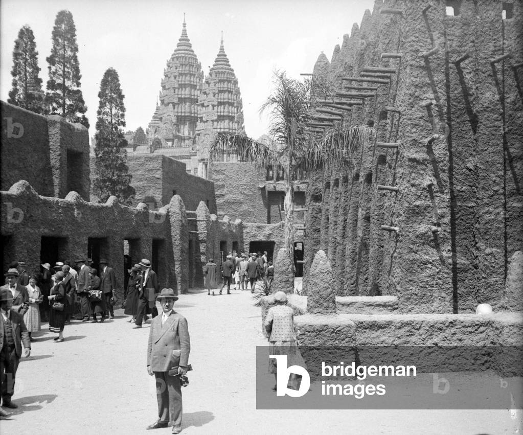 France, Ile-de-France, Paris (75): colonial exhibition, the public visits the African pavilions, 1931