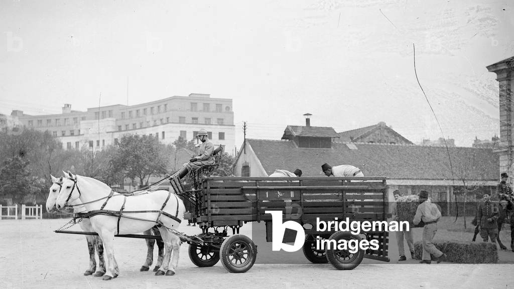 France, Ile-de-France, Paris (75): Dunlop tyre tests on a horse cart in the yard of a barracks, 1935