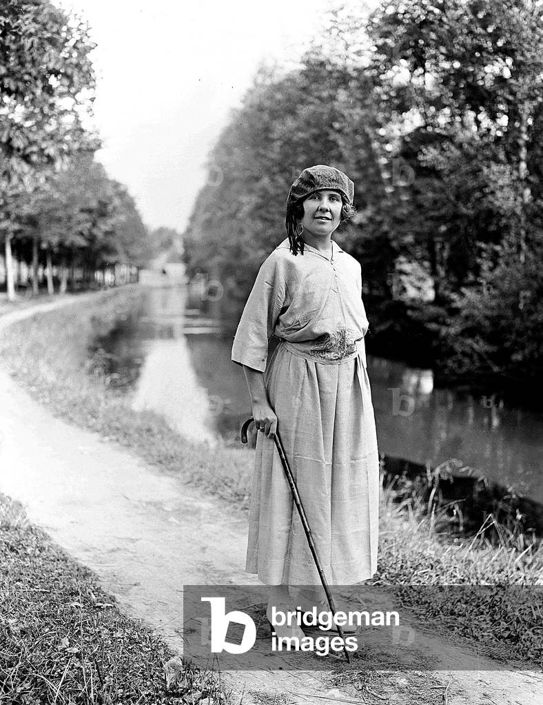 France, Rhone-Alpes, Isere (38): a woman merchant on the edge of the Dive, 1923