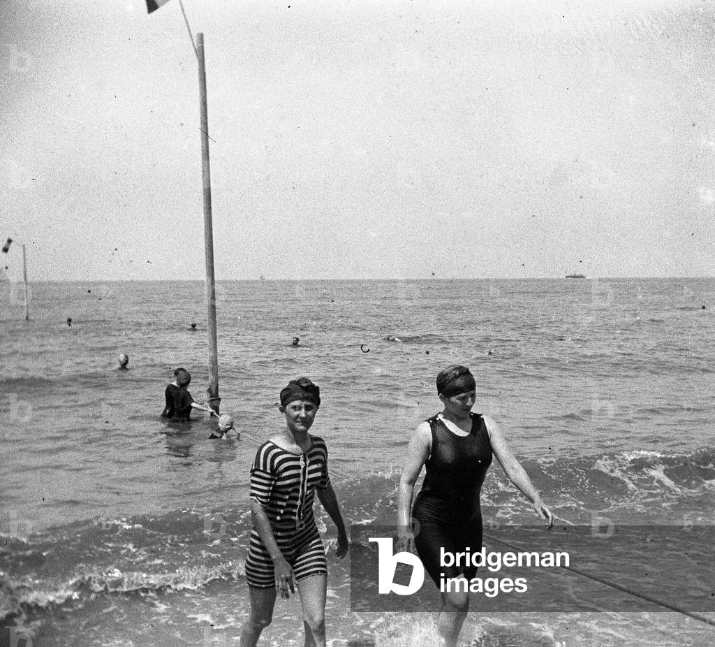 Francia, Bassa Normandia, Calvados (14), Trouville: La spiaggia, le giovani donne lasciano il bagno, 1900