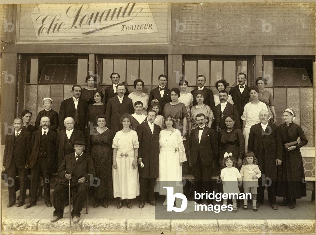 France: A group photo of a wedding - Annees 1920