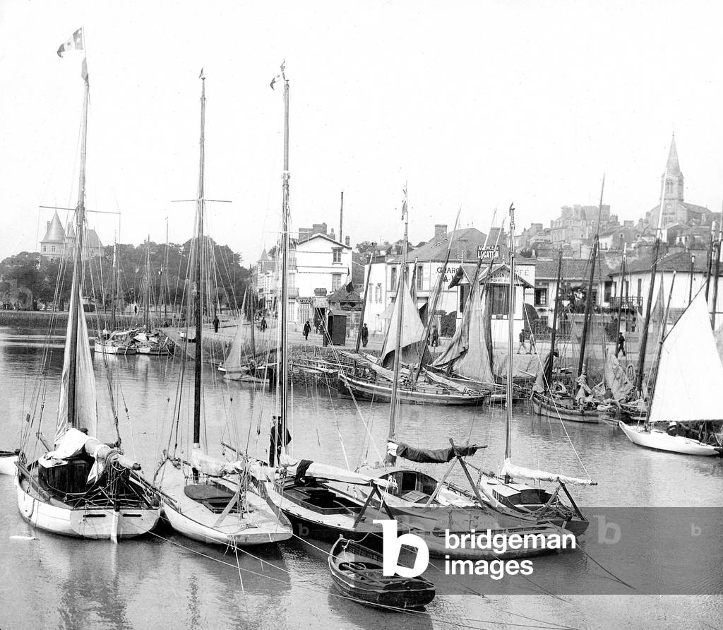 France, Pays de la Loire, Loire Atlantique (44), Pornic: the port a maree high, many sailboats and fishing boats at the foot of the Chateau, 1890