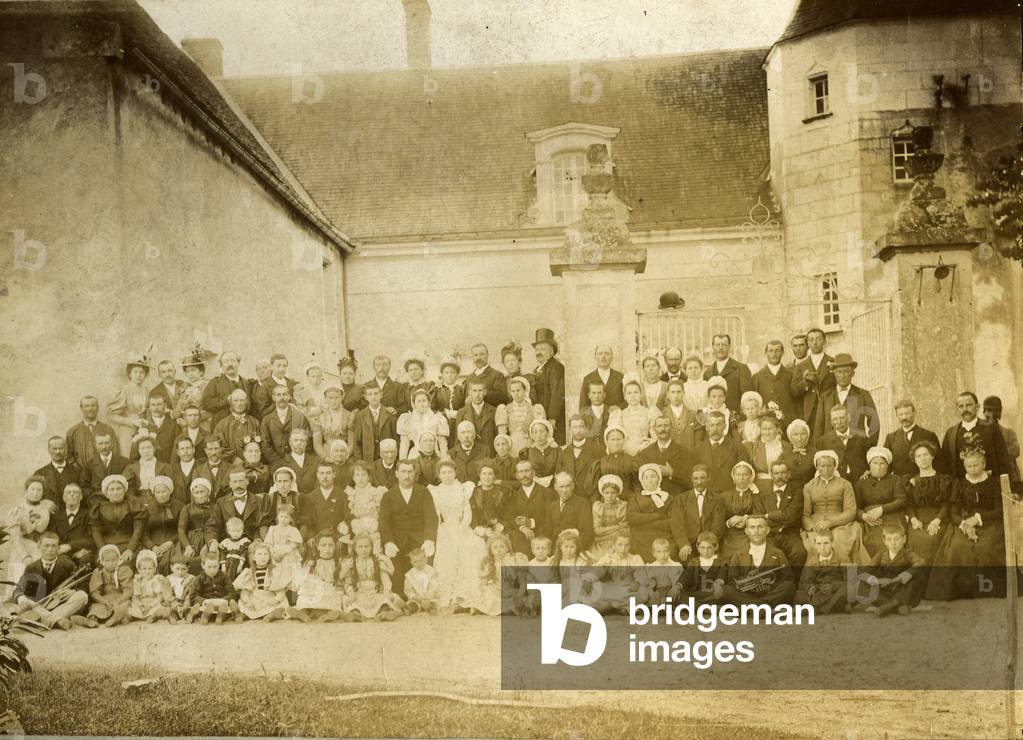 France, Centre, Indre-et-Loire (37), Tours: a wedding group at the periphery in front of a Renaissance house, 1890