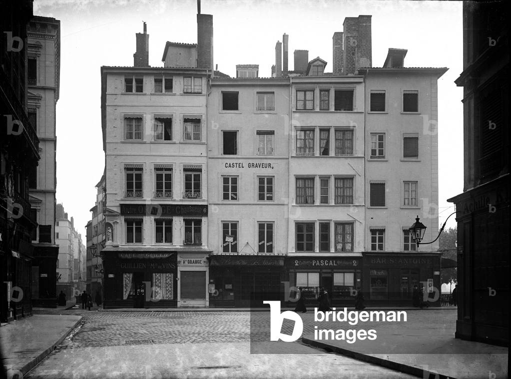 France, Rhone-Alpes, Rhone (69), Lyon: Place de Saint Nizier and rue des Bouquetiers, 1904 - shops: Guillian wine merchant, Andre Orange chausseur, castel engraver, butcher shop Saint Nizier, pascal confectionery, bar Saint Antoine