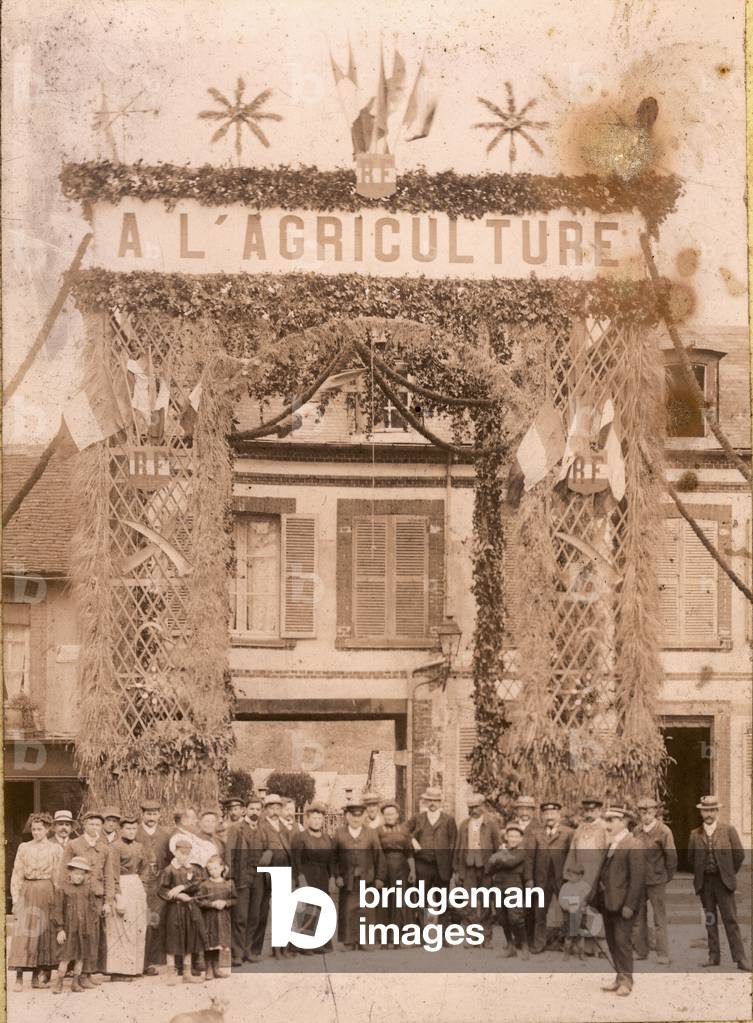 France, Basse-Normandie, Orne (61), Gace: The village of Gace under its triumph arch dedicated to agriculture, 1895 - B. Petkowski photographer a Gace framing in all Genres