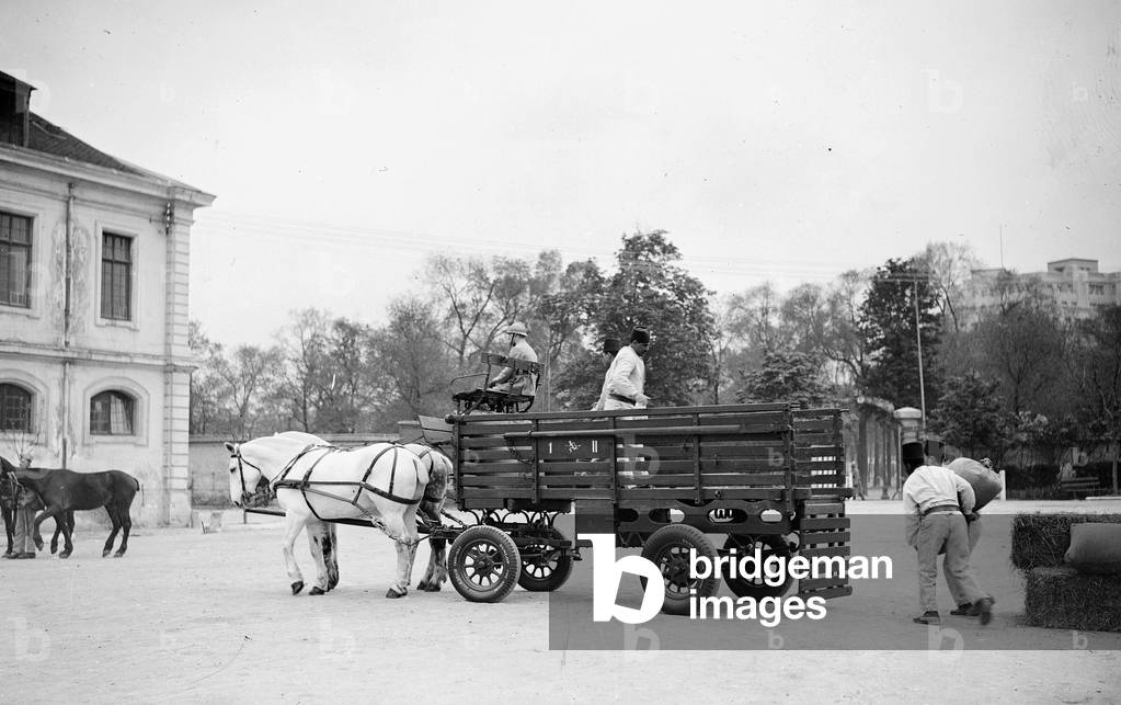 France, Ile-de-France, Paris (75): Dunlop tyre tests on a horse cart in the yard of a barracks, 1935