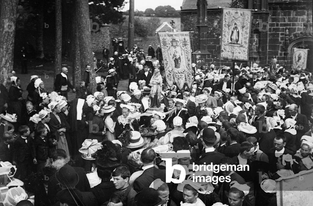 France, Brittany, Finistere (29), Rumengol: May 1908, the forgiveness of the Trinity Our Lady All Remedy, women cross the crowd with oriflames carrying the statue of Our Lady of All Remedy, 1908 - oriflame: Our Lady of the Rosary pray for us
