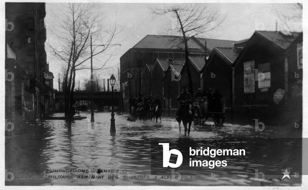 France, Ile-de-France, Paris (75): Paris floods, military cars bringing claims back to Alfortville, January 1910
