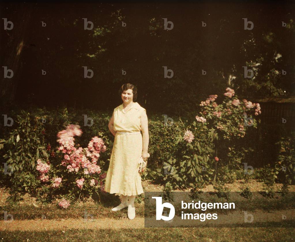 portrait of a woman: A chatelaine in the middle of her park, 1920, Tours, France - Autochrome