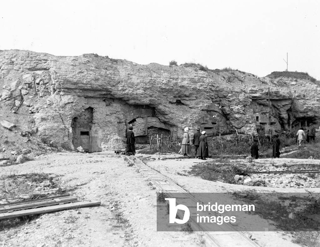 France, Lorraine, Meuse (55), Verdun: tourists visit the battlefield, 1919