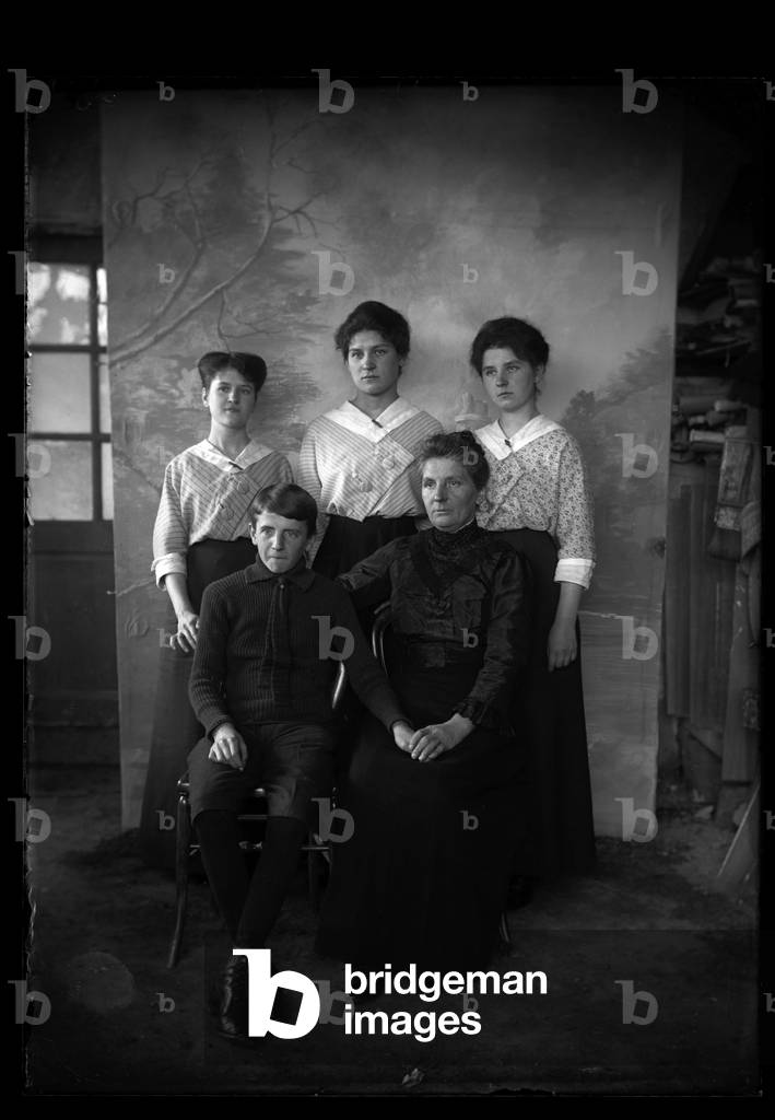 France, Centre, Indre-et-Loire (37), Ballan Mire (Ballan-Mire): a woman and her 4 children pose in front of a decor painted in the studio Mauxion, 1900