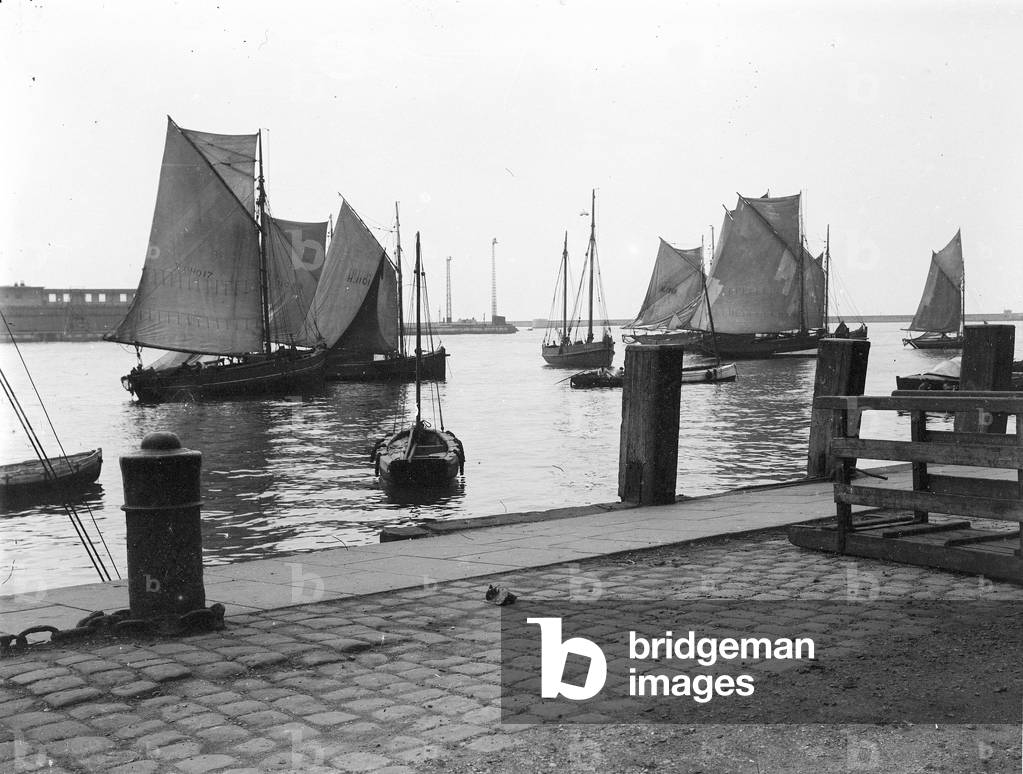 France, Haute-Normandie, Seine-Maritime (76), Le Havre: fishing boats with the bottom, jetee and electric pylons, 1900 - boats: H 1017, H 1101, HO 59, H 1201, HO 170