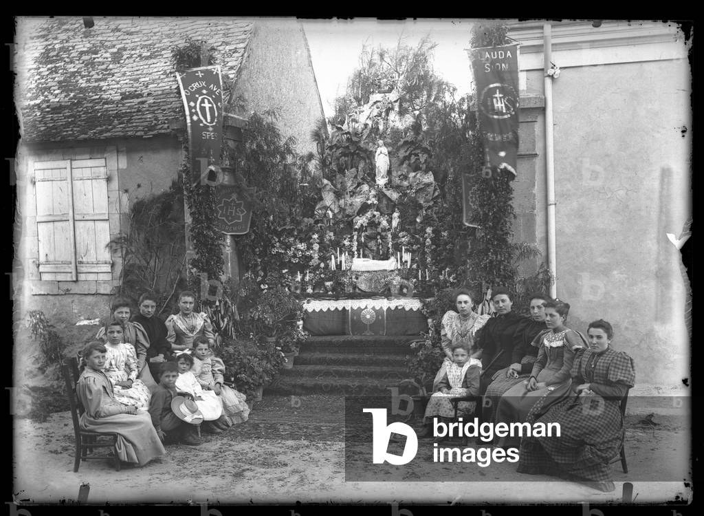 France, Centre, Indre-et-Loire (37): in a village, an altar improvise between 2 houses with the statue of Saint Joseph and the Virgin Mary, 1895