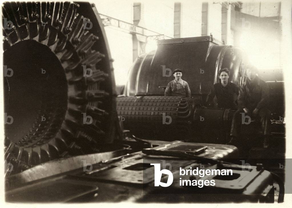 France, Rhone-Alpes, Isere (38), Grenoble: Workshop, workers in the middle of generators, 1910