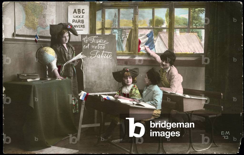 First World War: France, Patriotic postcard showing in a class in Alsace a teacher and her painting on which is marked: “France is our homeland””, 1915
