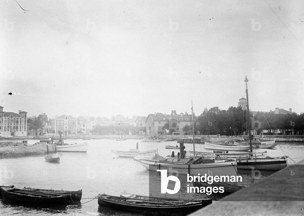 France, Aquitaine, Pyrenees-Atlantiques (64), Saint-Jean-de-Luz: Le port, 1895