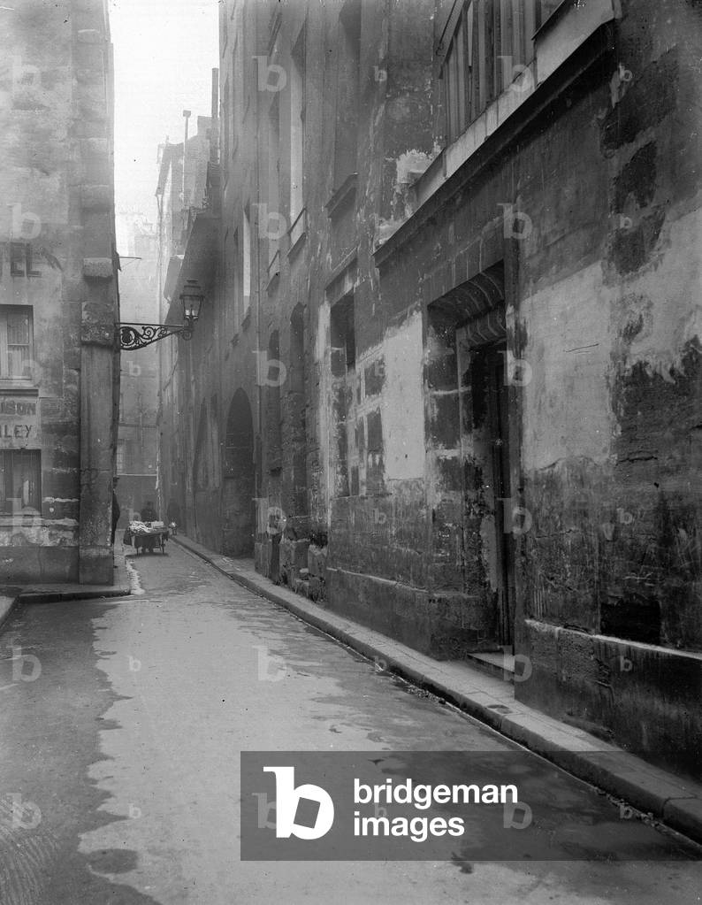 Francia, Ile de France, Parigi (75): vecchia rue du quartier de l'hotel de ville, 1928